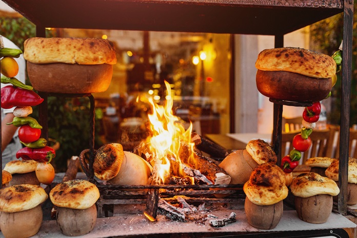 Turkijos gatvės maistas: šviežiai kepti patiekalai ir aromatingos daržovės – neatsiejama kultūros dalis. Nuotrauka iš Shutterstock.