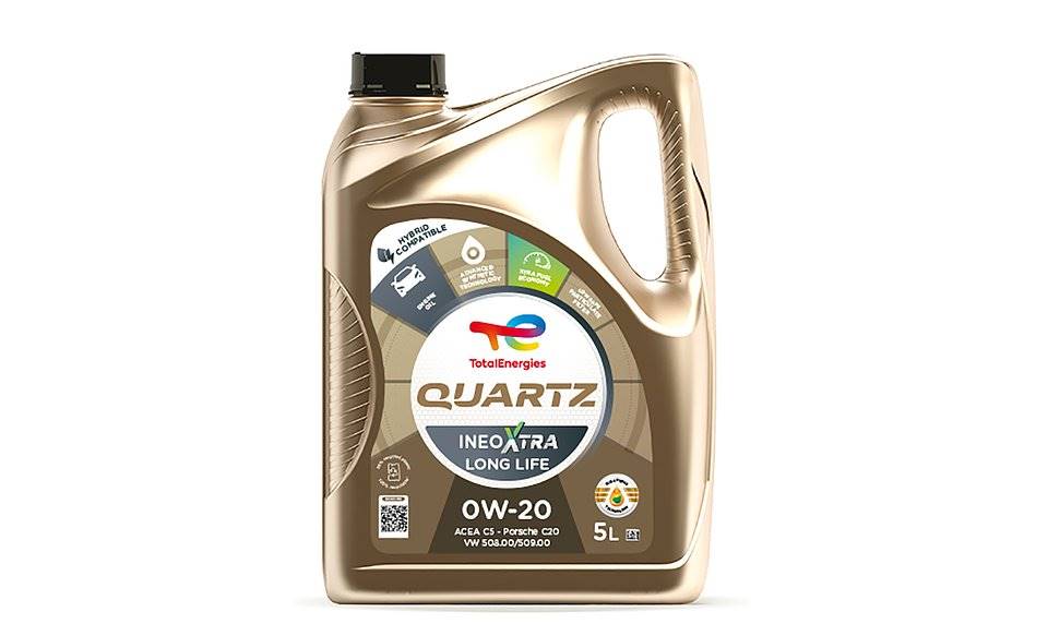 „Total Quartz“ variklio alyvos kanistras baltame fone